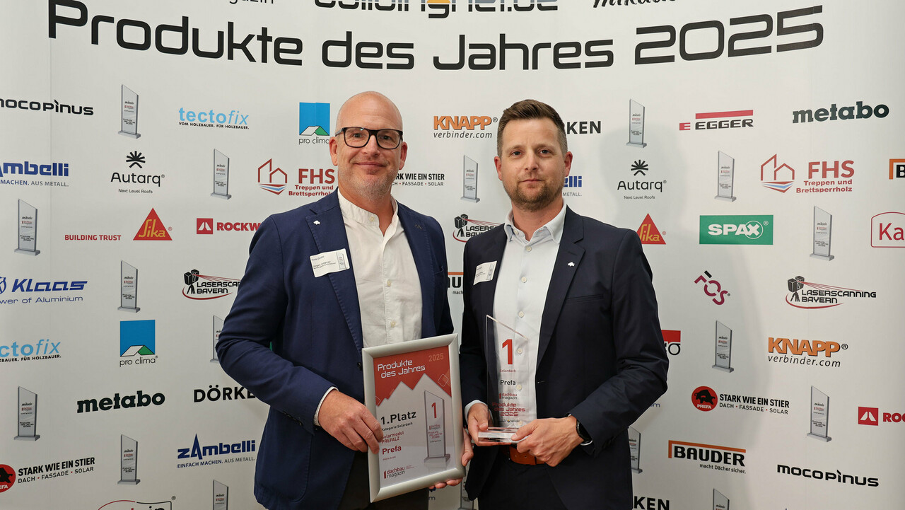 Das Solarmodul PREFALZ erhält den ersten Platz in der Kategorie "Solardach" bei der diesjährigen Leser-Preisverleihung des Dachbaumagazins.