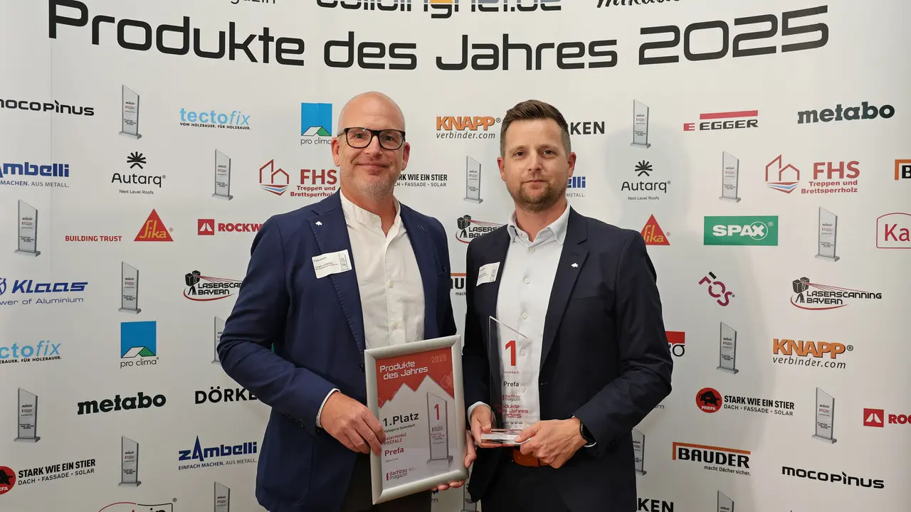 Das Solarmodul PREFALZ erhält den ersten Platz in der Kategorie "Solardach" bei der diesjährigen Leser-Preisverleihung des Dachbaumagazins.