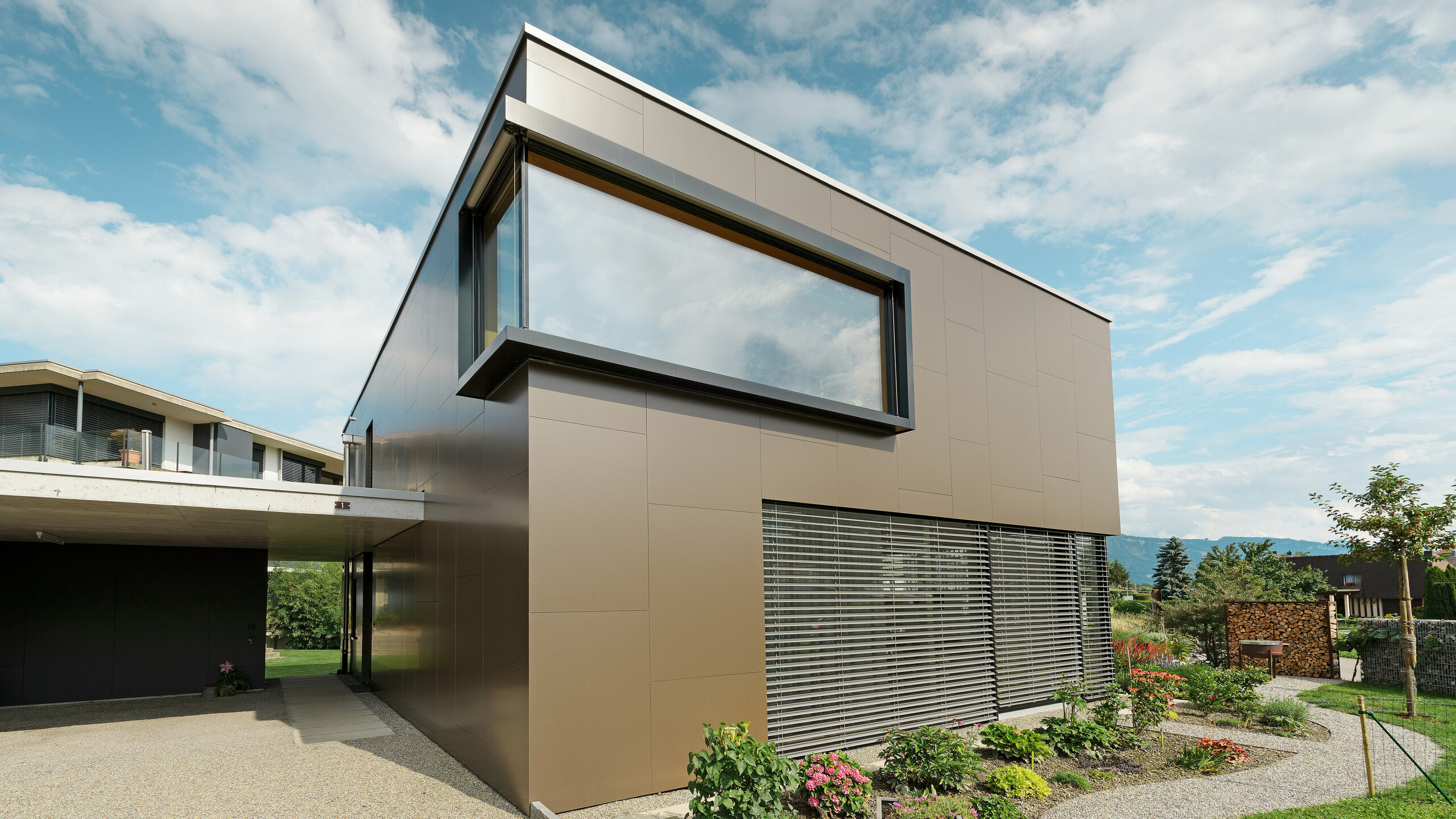 Eine Aufnahme eines Einfamilienhauses in Wiednau eingedeckt mit der PREFABOND Aluminium Verbundplatten - Fassade.