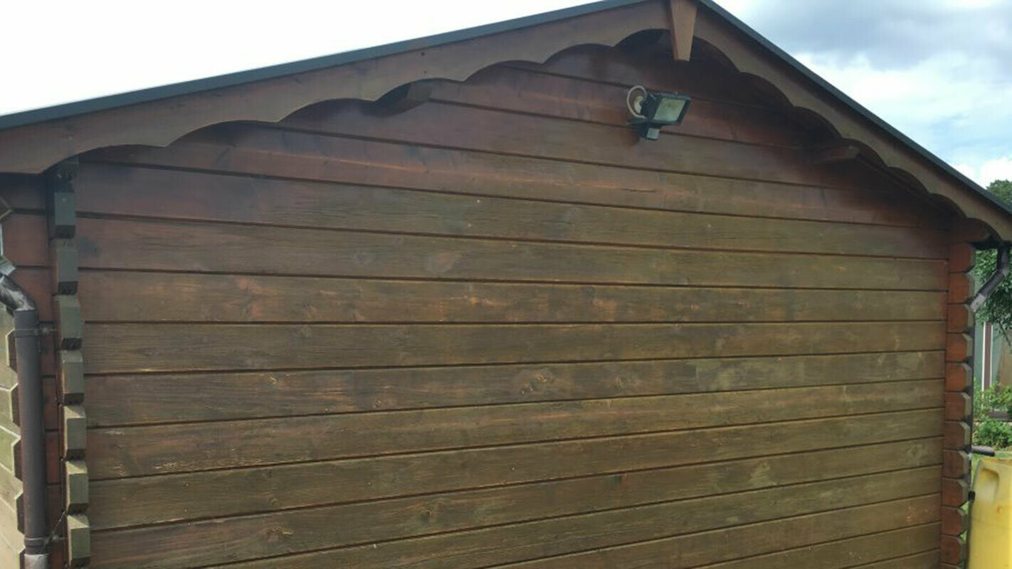 Gartenhaus vor der Sanierung mit abgewittertem Holz, später wird es mit den PREFA Sidings in Holzoptik verkleidet