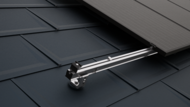 Nahaufnahme eines PREFA Daches mit PV-Modulen, welche mit dem PREVARIO Solarmontagesystem befestigt wurden.