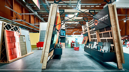 Beeindruckender PREFA Messestand mit innovativer Architektur und klarer Produktinszenierung: In Szene gesetzt werden moderne Dach- und Fassadensysteme aus langlebigem Aluminium sowie integrierte Solarlösungen. Eyecatcher wie die spezielle Beleuchtung und multimediale Infopoints zeigen die Vielfalt und Systemlogik des PREFA Komplettangebots. Die imposante Konstruktion aus Holz und Stahl vermittelt Stabilität und Designbewusstsein – ganz im Sinne des Mottos „Stark wie ein Stier“. Der offene, strukturierte Aufbau lädt Besucher dazu ein, Produkte hautnah zu erleben, technische Details zu verstehen und Inspiration für Sanierung und Neubau zu sammeln.