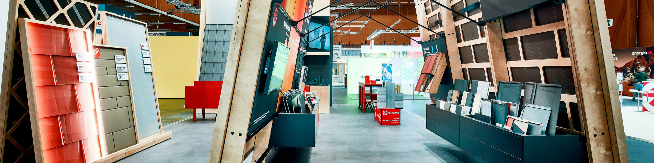 Beeindruckender PREFA Messestand mit innovativer Architektur und klarer Produktinszenierung: In Szene gesetzt werden moderne Dach- und Fassadensysteme aus langlebigem Aluminium sowie integrierte Solarlösungen. Eyecatcher wie die spezielle Beleuchtung und multimediale Infopoints zeigen die Vielfalt und Systemlogik des PREFA Komplettangebots. Die imposante Konstruktion aus Holz und Stahl vermittelt Stabilität und Designbewusstsein – ganz im Sinne des Mottos „Stark wie ein Stier“. Der offene, strukturierte Aufbau lädt Besucher dazu ein, Produkte hautnah zu erleben, technische Details zu verstehen und Inspiration für Sanierung und Neubau zu sammeln.