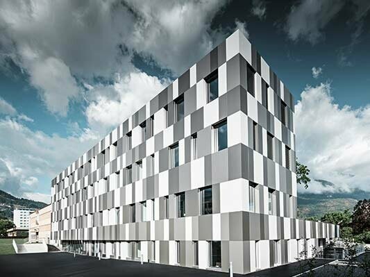 Bioark Firmengebäude mit drei verschiedenen Farbtönen verkleidete Aluminium Fassade von PREFA