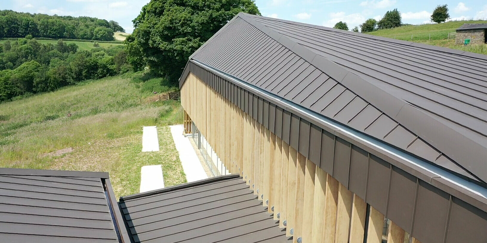 PREFALZ in P.10 Braun auf einem Langhaus mit spezieller Dachform in Derbyshire