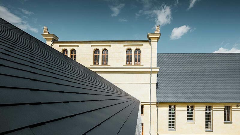 La nuova copertura del tetto della Marstall di Basedow con scandole PREFA in alluminio color antracite.