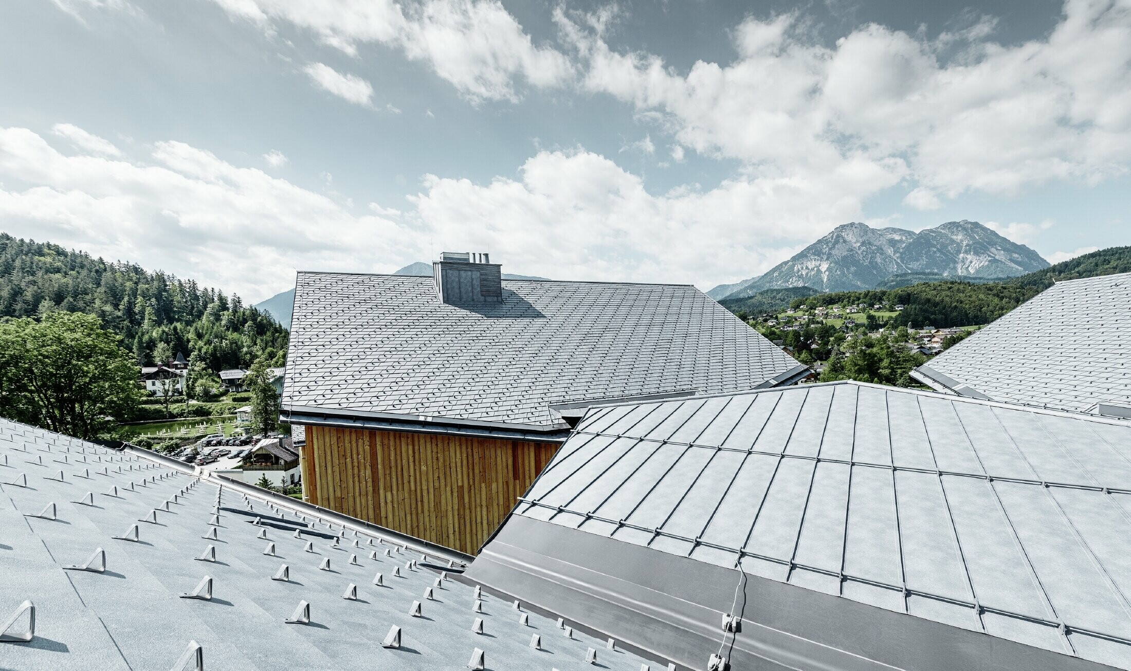 Hotel Vivamayr in Altaussee mit Holzfassade und PREFA Dachschindel Dach