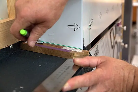Die Neigung des Fensterbretts wird mittels Stellschmiege auf die Verbundplatte übertragen.