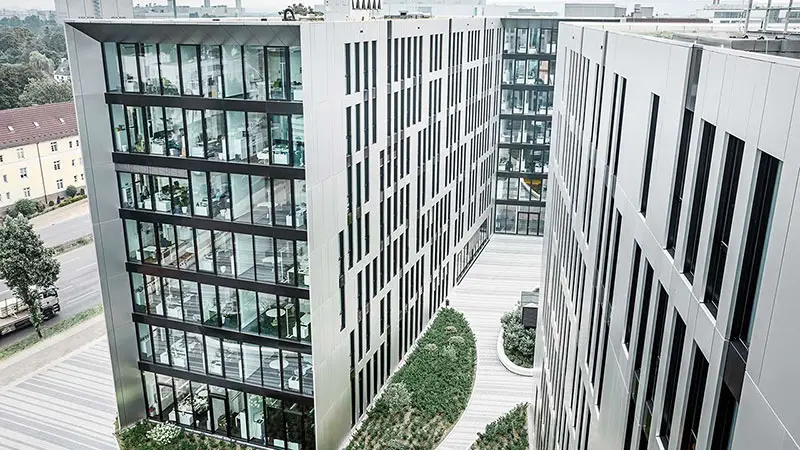Mehrstöckiges Bürogebäude Clara & Robert in Düsseldorf mit der Aluminium Verbundplatte in naturaluminium gebürstet