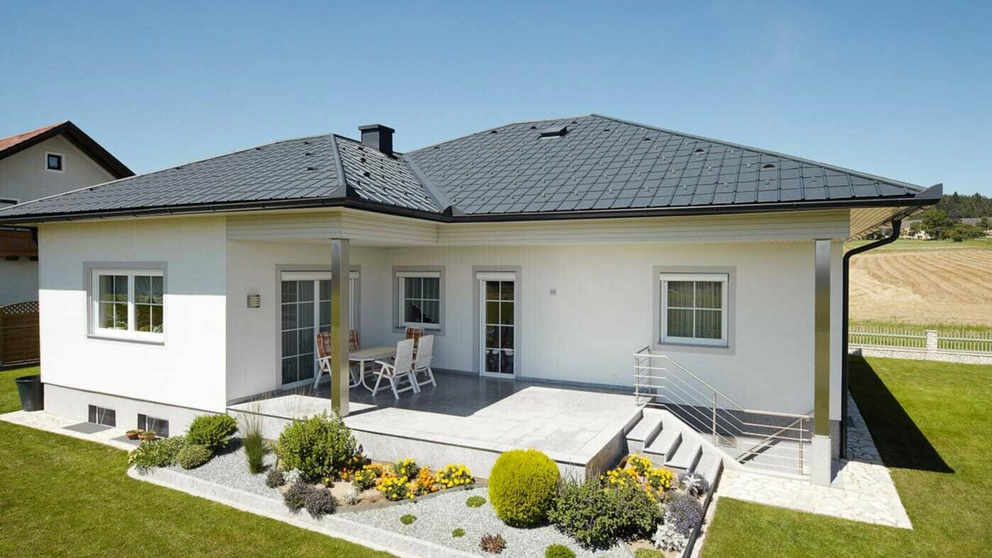 Hier sieht man eine PREFA Dachplatte in der Farbe anthrazit auf einem Einfamilienhaus