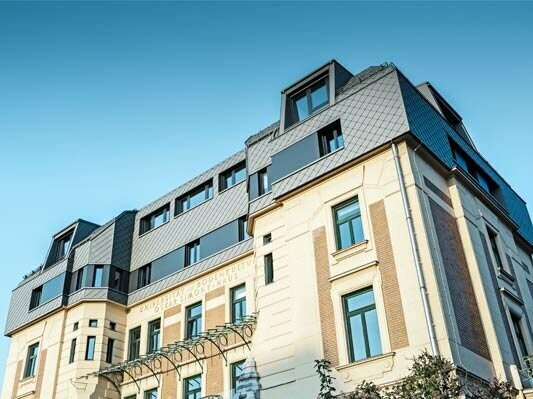 Simonyhaus (BOKU) Wien mit neuem Dachgeschoss mit PREFA Dach- und Wandrauten 29 × 29 in P.10 Hellgrau