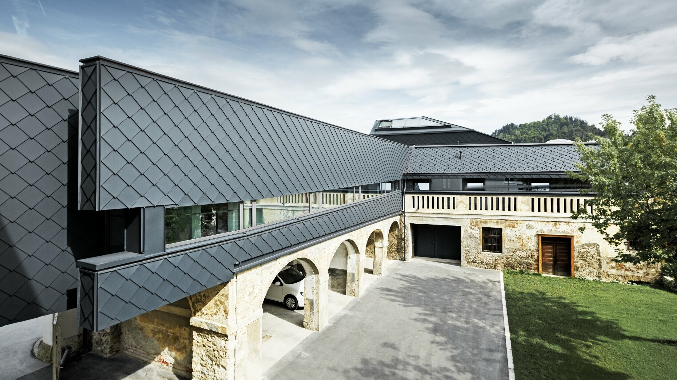 Denkmalgeschütztes Gebäude wurde im Obergeschoss mit der PREFA Wandraute 29 in Anthrazit verkleidet, so harmonieren die alten Strukturen im Erdgeschoss perfekt mit den neuen Rauten.