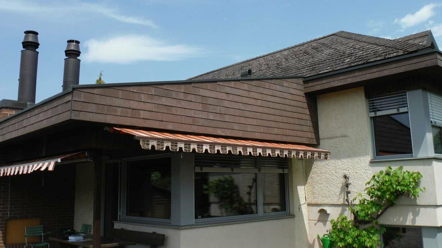 Einfamilienhaus mit Wintergarten Zubau und Terrasse vor der Dachsanierung mit der PREFA Dachplatte