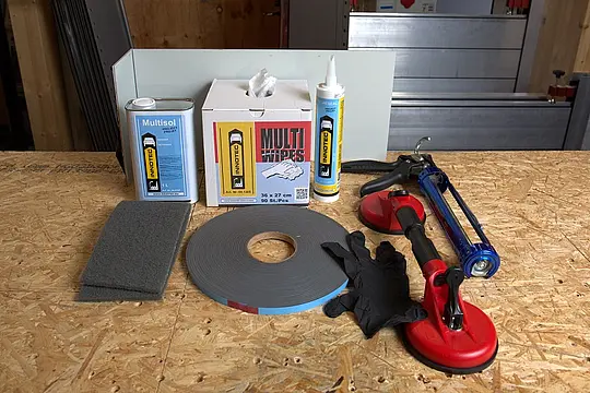 Zubehör für das Innotec Klebesystem zum Verkleben von Aluminiumverbundplatten: Doppelklebeband, Reiniger, Reinigungstücher, Handschuhe, Glassauger, Schleifvlies und Fassadenkleber.