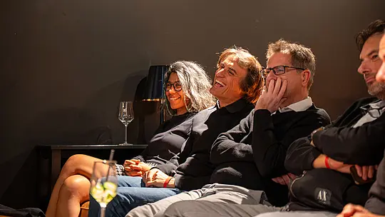 Beim PREFARENZEN Special Wien verfolgen Gäste aufmerksam und mit sichtbarer Begeisterung die Fachimpulse im Kinosaal. Die entspannte Atmosphäre, warme Beleuchtung und konzentrierten Gespräche zeigen den persönlichen Austausch rund um Architektur und Kreislaufwirtschaft. PREFA verbindet dabei innovative Aluminiumlösungen mit nachhaltigem Denken, langlebiger Qualität und moderner Gestaltung.