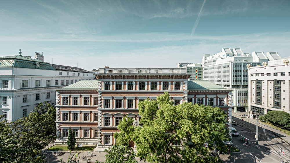 Außenaufnahme der evangelischen Mittelschule in Wien am Karlsplatz. Eingedeckt mit der PREFALZ in der Farbe Opalgrün.