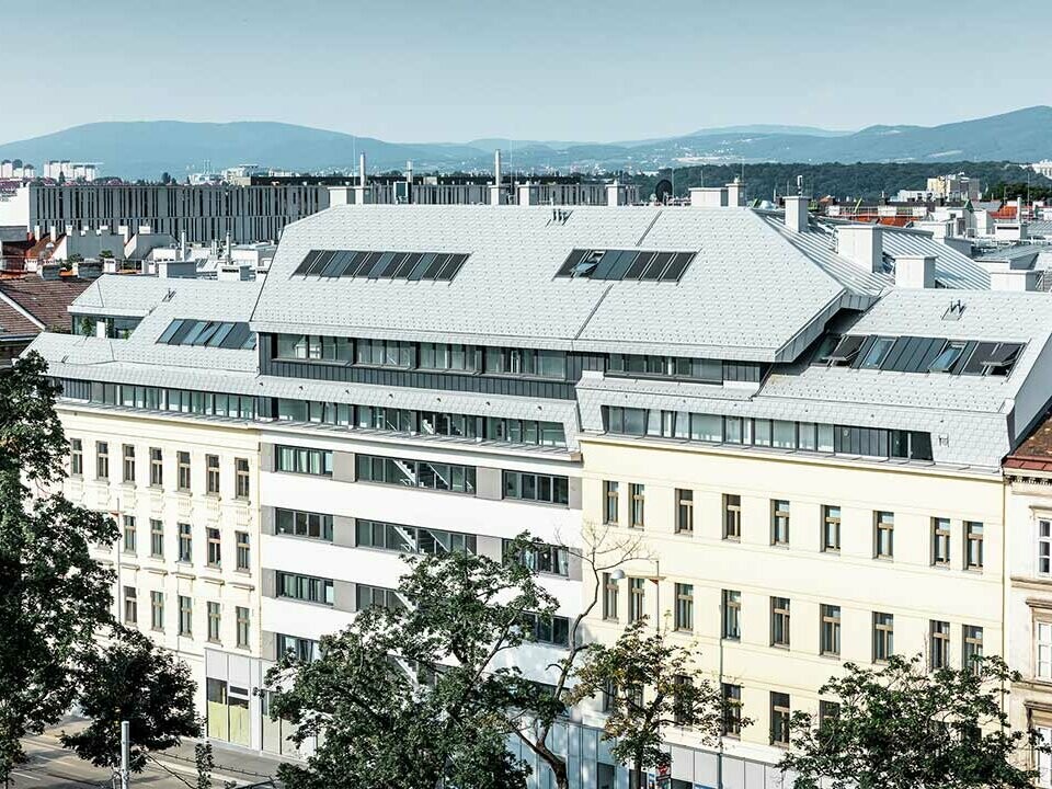 Gründerzeithaus am Neubaugürtel in Wien erhält den Stadterneuerungspreis 2019, das Dachgeschoß wurde neu mit der PREFA Dachschindel in Silbermetallic eingedeckt.
