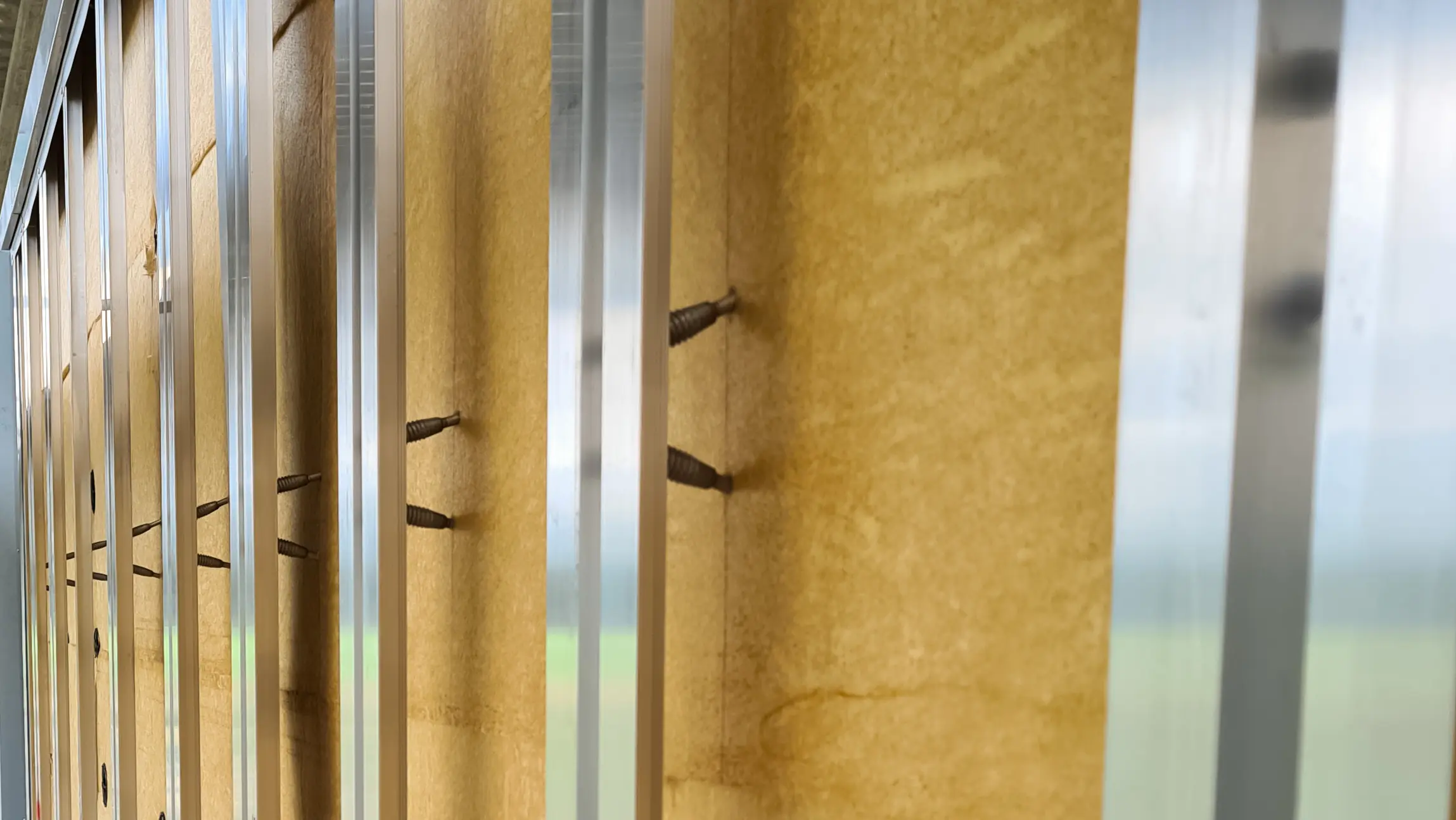 Detailaufnahme einer Fassaden-Unterkonstruktion aus Aluminium, befestigt mit der RDS Distanzschraube von PREFA.