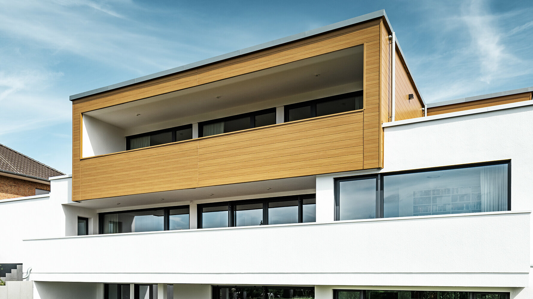 Modernes Wohnhaus verkleidet mit PREFA Sidings in der Farbe Eiche natur.