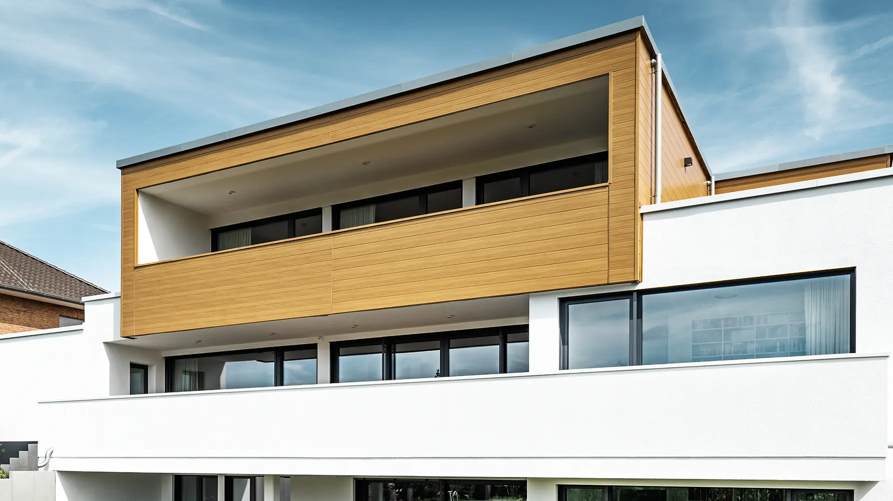 Modernes Wohnhaus verkleidet mit PREFA Sidings in der Farbe Eiche natur.