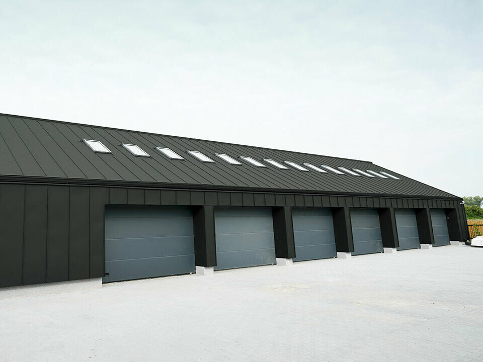 Dachverkleidung und Fassadenbekleidung mit PREFA Prefalz in der neuen Farbe P.10 Dunkelgrau
