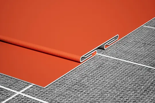 Detailansicht einer PREFA Attikaabdeckung aus Aluminium mit Rückkantung und Überschubleiste