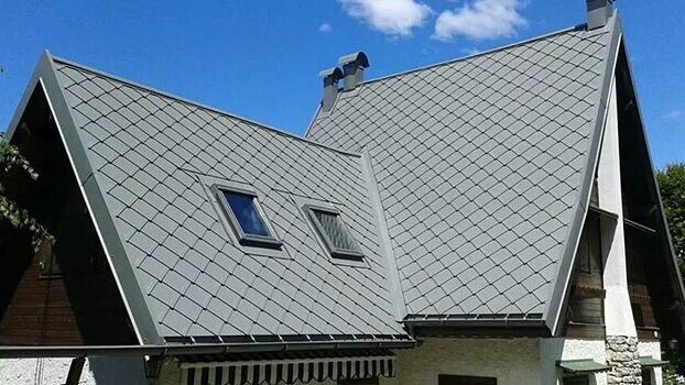 Steiles Satteldach mit einer PREFA Dachraute eingedeckt.