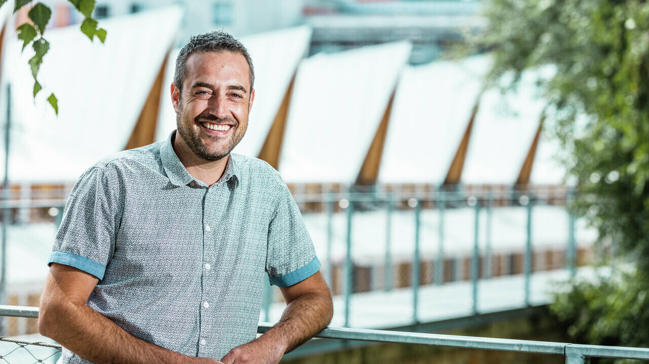 Glückliche Endkunden im Gespräch mit einem Handwerker