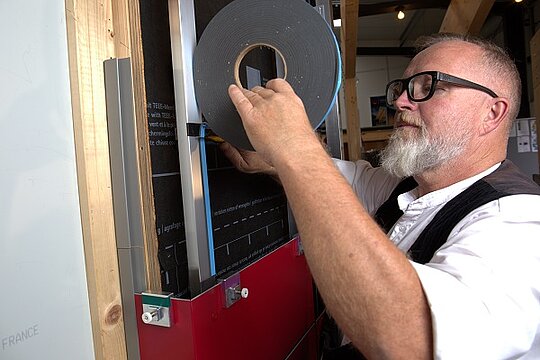 Anbringung von doppelseitigem Klebeband auf Aluminiumunterkonstruktion
