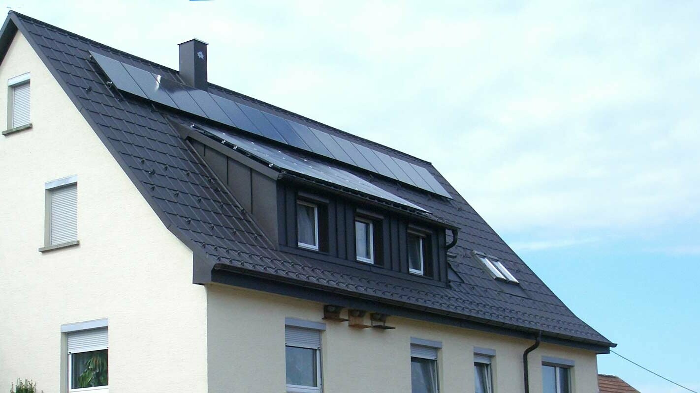neu saniertes Dach mit der PREFA Dachplatte in Anthrazit, die Gaube wurde mit Prefalz verkleidet; Auf dem Dach befindet sich eine Photovoltaikanlage.