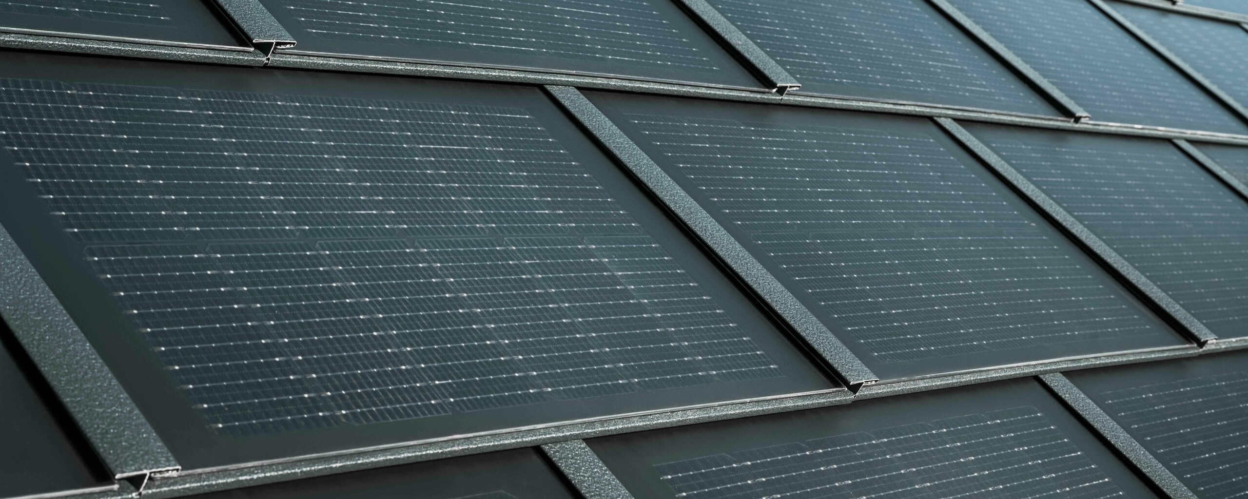 Nahaufnahme der verlegten PREFA Solardachplatte 