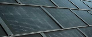 Nahaufnahme der verlegten PREFA Solardachplatte 