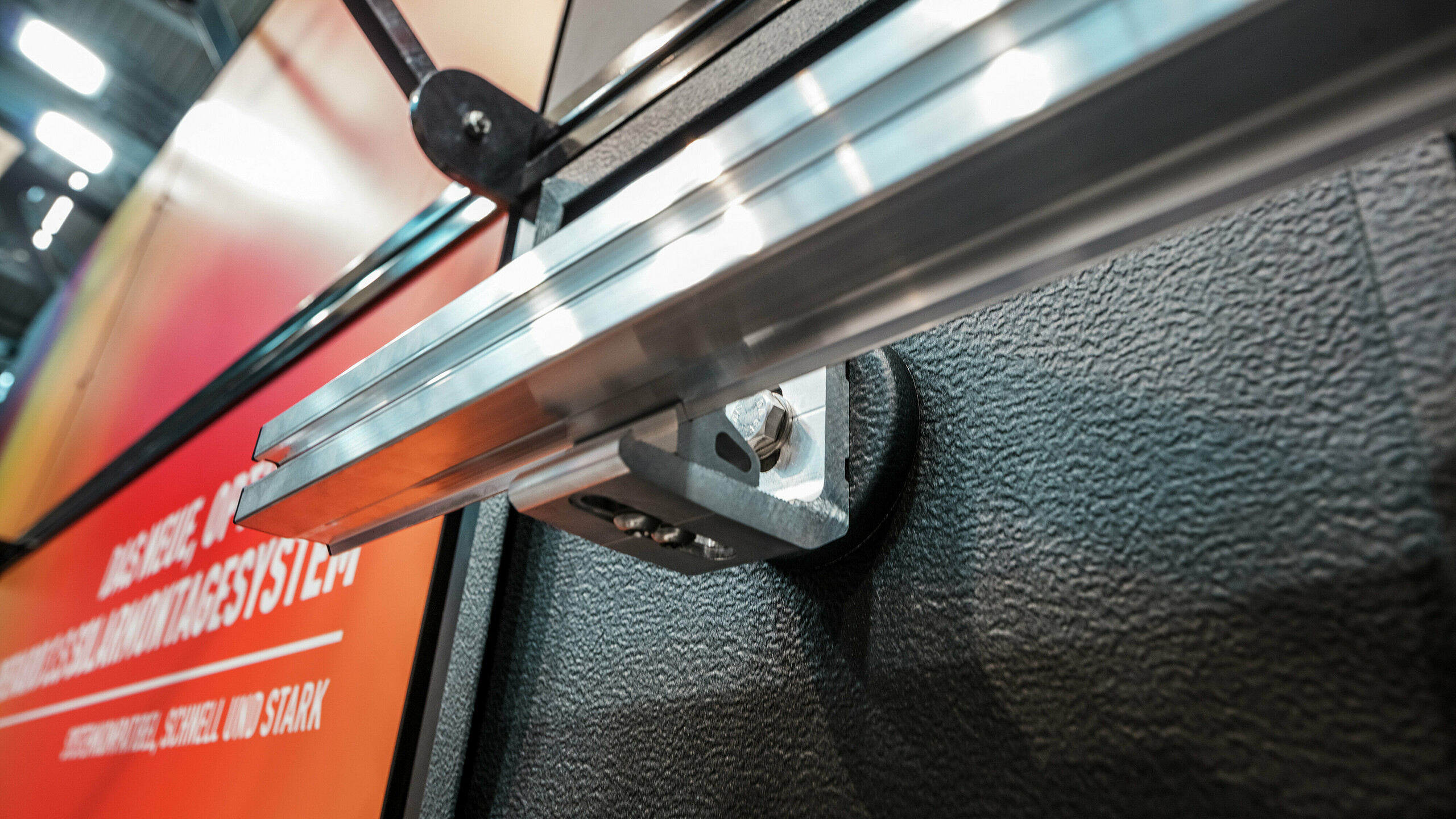 Detailansicht des innovativen Solar-Montagesystems PREVARIO von PREFA: Hochwertiger Aluminiumträger auf widerstandsfähiger Dachoberfläche. Das System überzeugt durch schnelle Montage, hohe Stabilität und maximale Flexibilität - ideal für moderne Photovoltaikanlagen. Die Aufnahme entstand im Rahmen der Präsentation auf der BAU München 2025.