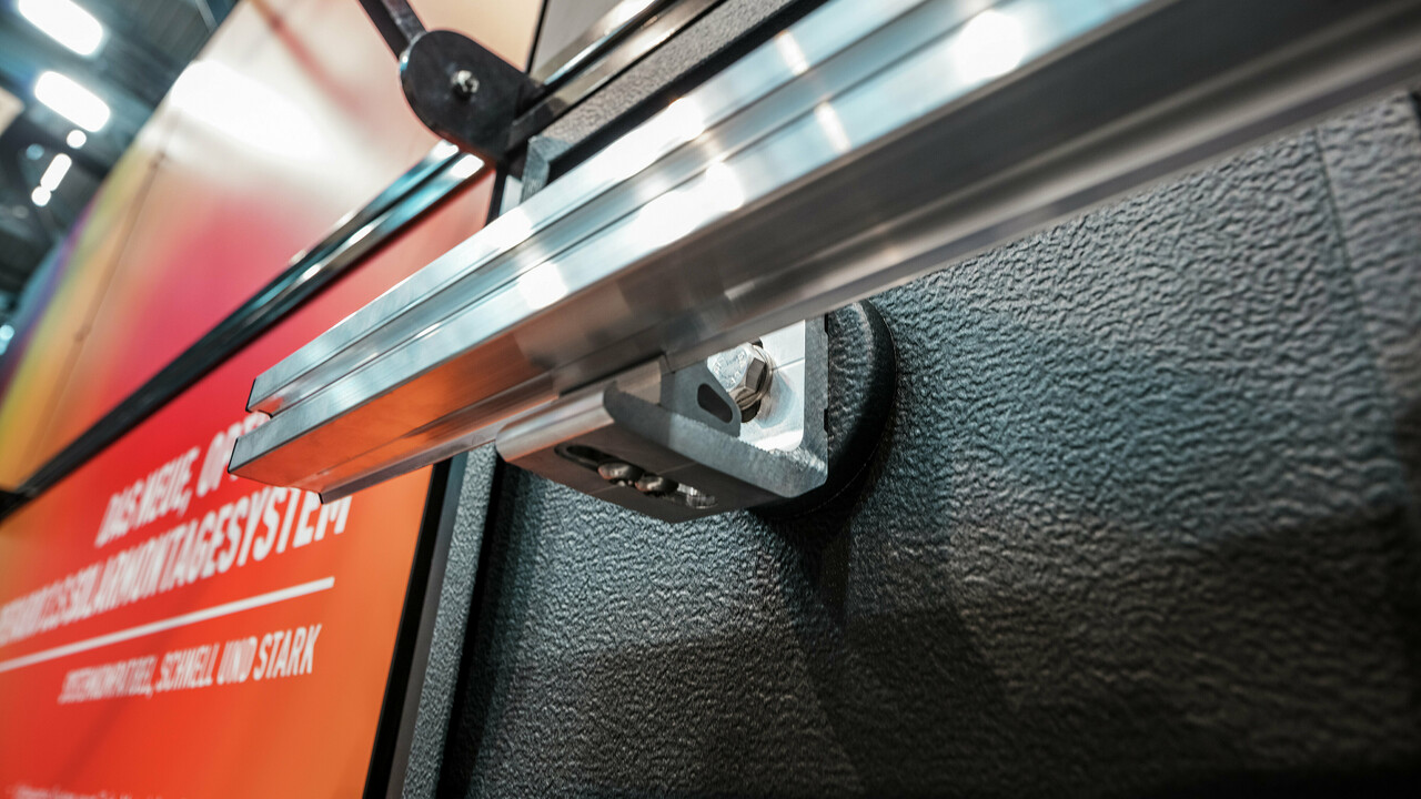 Nahaufnahme des neuen PREVARIO Solarmodul-Montagesystems. Das innovative System zur Montage von PV-Anlagen auf PREFA Aluminiumdächern wurde erstmals auf der BAU 2025 in München präsentiert. Dieses Bild zeigt das Produkt auf der Messe.
