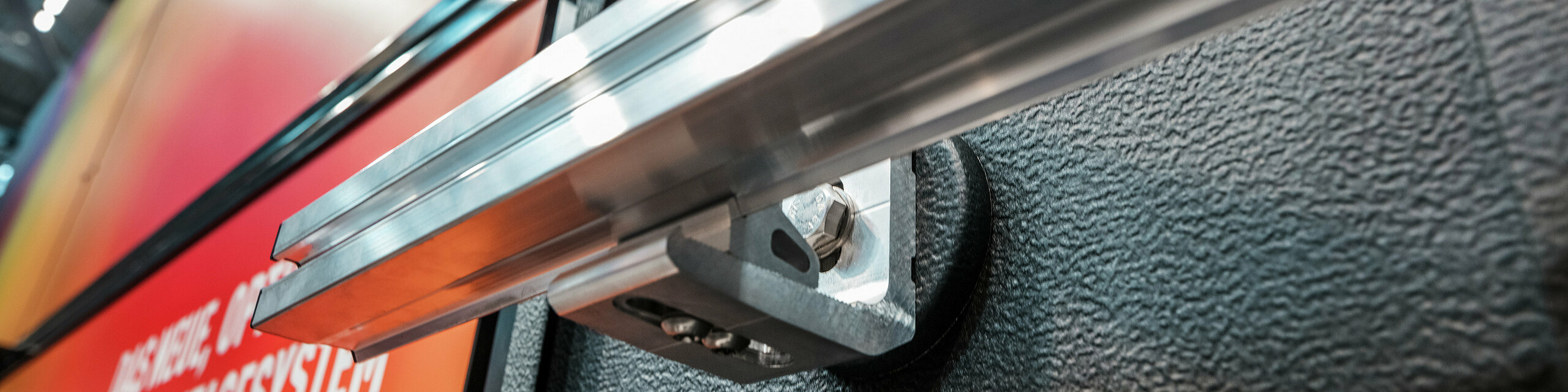 Detailansicht des innovativen Solar-Montagesystems PREVARIO von PREFA: Hochwertiger Aluminiumträger auf widerstandsfähiger Dachoberfläche. Das System überzeugt durch schnelle Montage, hohe Stabilität und maximale Flexibilität - ideal für moderne Photovoltaikanlagen. Die Aufnahme entstand im Rahmen der Präsentation auf der BAU München 2025.