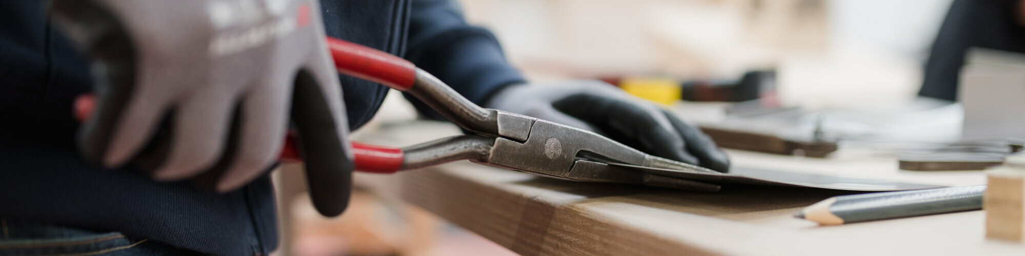 Nahaufnahme der Weiterverarbeitung von PREFA-Aluminium-Produkten in der PREFA Academy