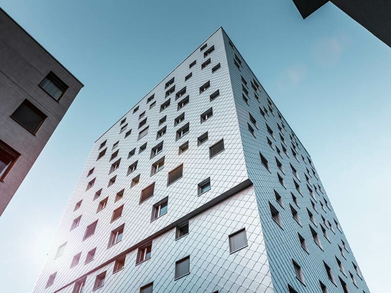 Tower Horw mit 3.100 m² Fassade, eingedeckt mit 17.000 PREFA Wandrauten in Silbermetallic 