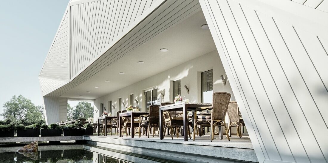 Die 3D Fassade des Restaurants Mimama in Budapest wurde mit den PREFA Sidings in Prefaweiß verkleidet.