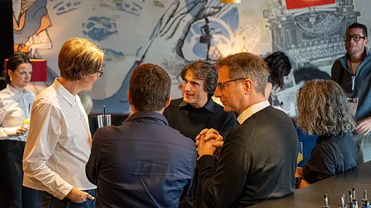 Beim PREFARENZEN Special Wien stehen inspirierende Gespräche und persönlicher Austausch im Mittelpunkt. Architekten und Planer diskutieren in stilvoller Lounge-Atmosphäre über aktuelle Themen der Bauwelt, während modernes Design und kreative Details den Raum prägen. Das Event verbindet Networking, Architektur und nachhaltige PREFA Aluminiumlösungen für zukunftsorientiertes Bauen.