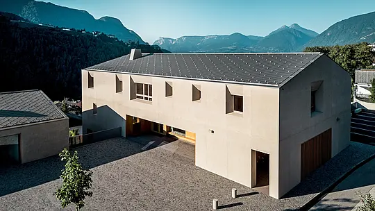 Das Bildungszentrum Riffian in Südtirol präsentiert klare Bauformen mit einem PREFA Dach aus Dachrauten 44 × 44 in P.10 Bronze. Die langlebige Aluminiumdeckung setzt einen eleganten Akzent auf dem modernen Gebäude, schützt zuverlässig vor Witterung und verbindet Architektur, Funktionalität und alpine Landschaft zu einem harmonischen Gesamtbild.