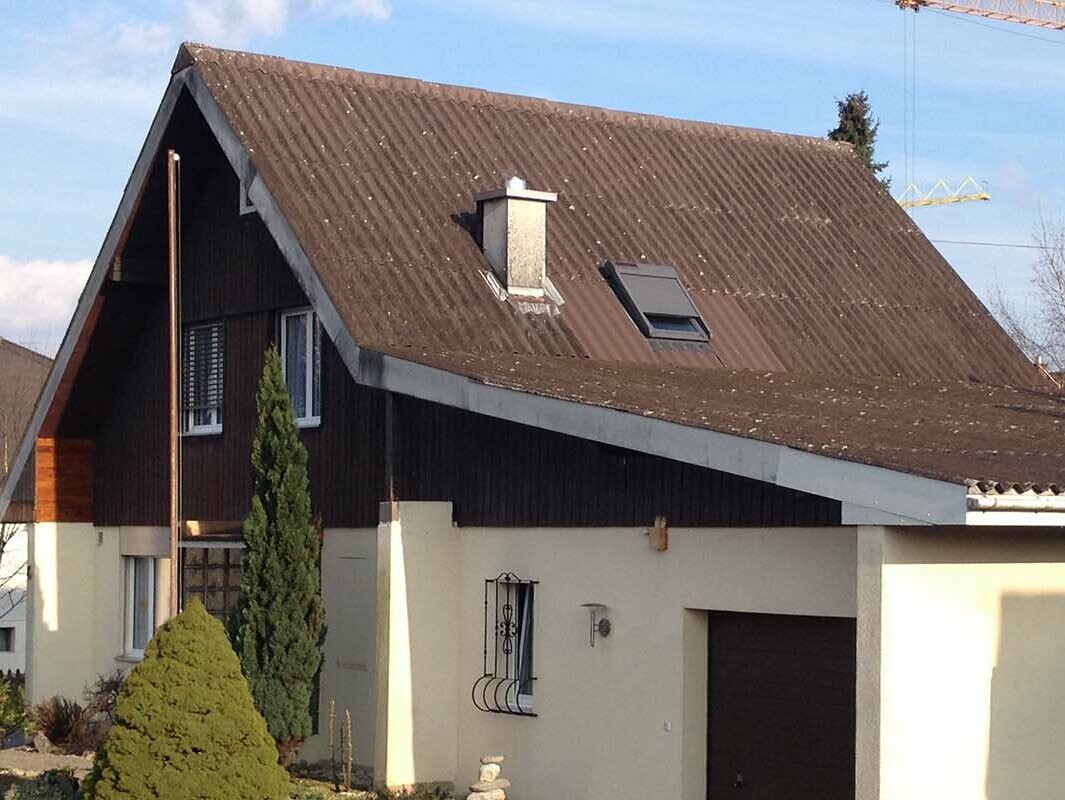 Haus vor der Dachsanierung mit PREFA Dachplatte, Satteldach und Garage