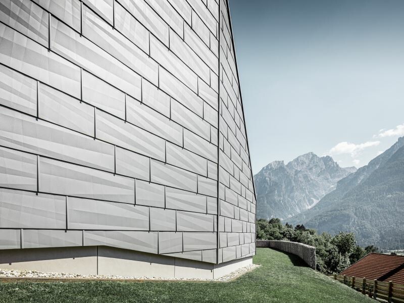 Die FX.12 Fassadenpaneele in P.10 Hellgrau fügt sich in die Landschaft der Lienzer Dolomiten ein
