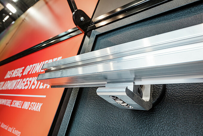Das Solar-Montagesystem PREVARIO im Detail: Die clevere Schienenbefestigung aus Aluminium ermöglicht eine schnelle und sichere Montage. Ideal für langlebige Solarlösungen auf PREFA Dächern - korrosionsbeständig, stabil und für jede Dachform geeignet.