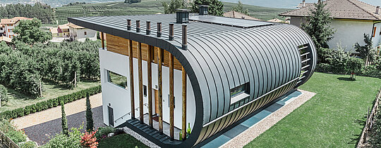 Moderens Wohnhaus mit dem Bandblech Prefalz in P.10 Anthrazit