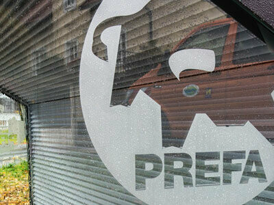 PREFA Logo an den Wänden der neuen PREFA und Neuman Bushaltestelle
