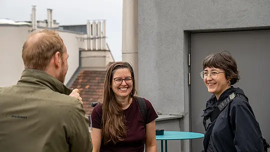 Beim PREFARENZEN Special Wien genießen Gäste den Austausch in entspannter Atmosphäre auf der Dachterrasse. Zwischen moderner Architektur, urbanem Ausblick und stilvollen Details entstehen inspirierende Gespräche über die Zukunft des Bauens. PREFA verbindet dabei innovative Aluminiumlösungen mit langlebiger Qualität, vielseitigem Design und nachhaltigen Konzepten für moderne Architektur.