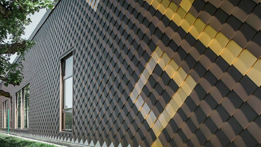 Fassade mit braunen PREFA Wandrauten 20 × 20. Andersfarbigen Rauten in Gold erzeugen ein Muster an der Fassade.