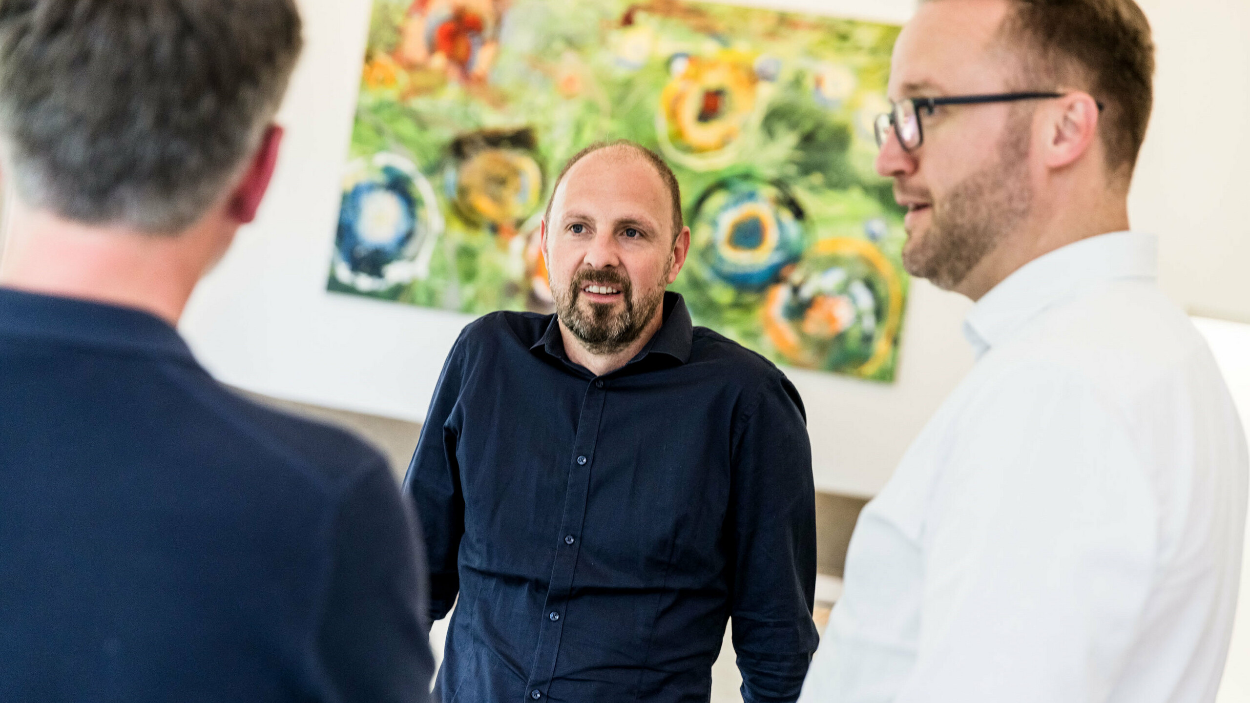 Persönlicher Austausch beim PREFARENZEN 2026 Expertendialog: Falk Leinert von Leinert Lorenz Architekten im Gespräch mit Christian Wirth (Vertriebsleiter Region Ost bei PREFA Österreich) und Dirk Lorenz ebenfalls von Leinert Lorenz Architekten. Im Fokus der Gespräche standen architektonische Trends, innovative Dachgestaltungen mit PREFA-Produkten und die Auswahl der vierzehn inspirierendsten Projekte für das PREFARENZEN-Architekturbuch und den Kalender 2026. Die Veranstaltung fand in kreativer Atmosphäre im burgenländischen Seewinkel statt.