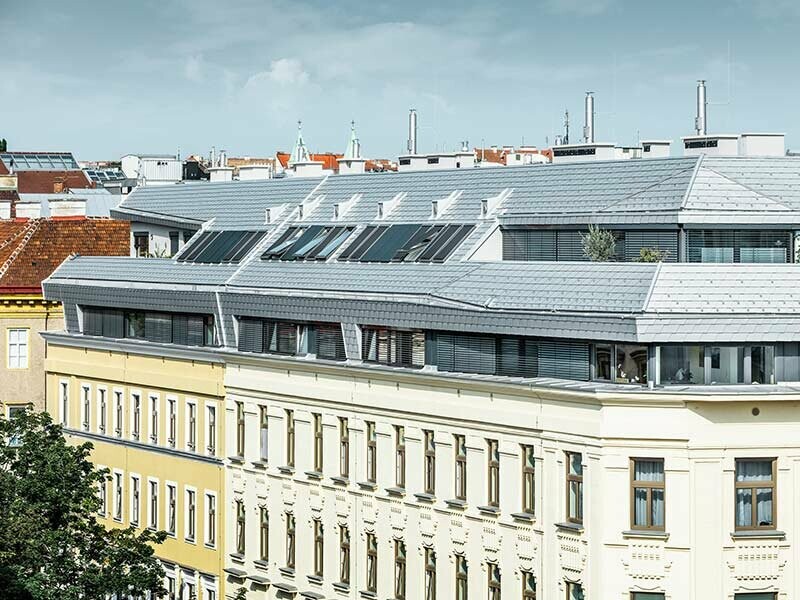 Gründerzeithaus am Neubaugürtel in Wien erhält den Stadterneuerungspreis 2019, das Dachgeschoß wurde neu mit der PREFA Dachschindel in Silbermetallic eingedeckt.