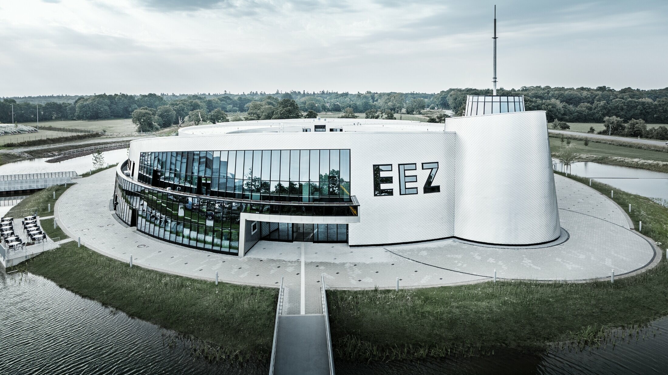 Am Energie-Erlebnis-Zentrum Aurich (EEZ) wurden die vielen gerundeten Gebäudeteile mit der PREFA Wandraute 20 × 20 in Naturblank verkleidet.
